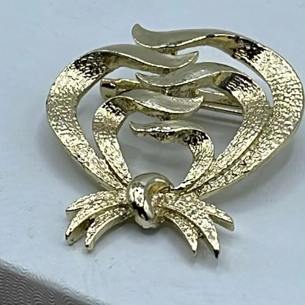 VintageโTextured Leaves Ribbon Swirl design brooch.